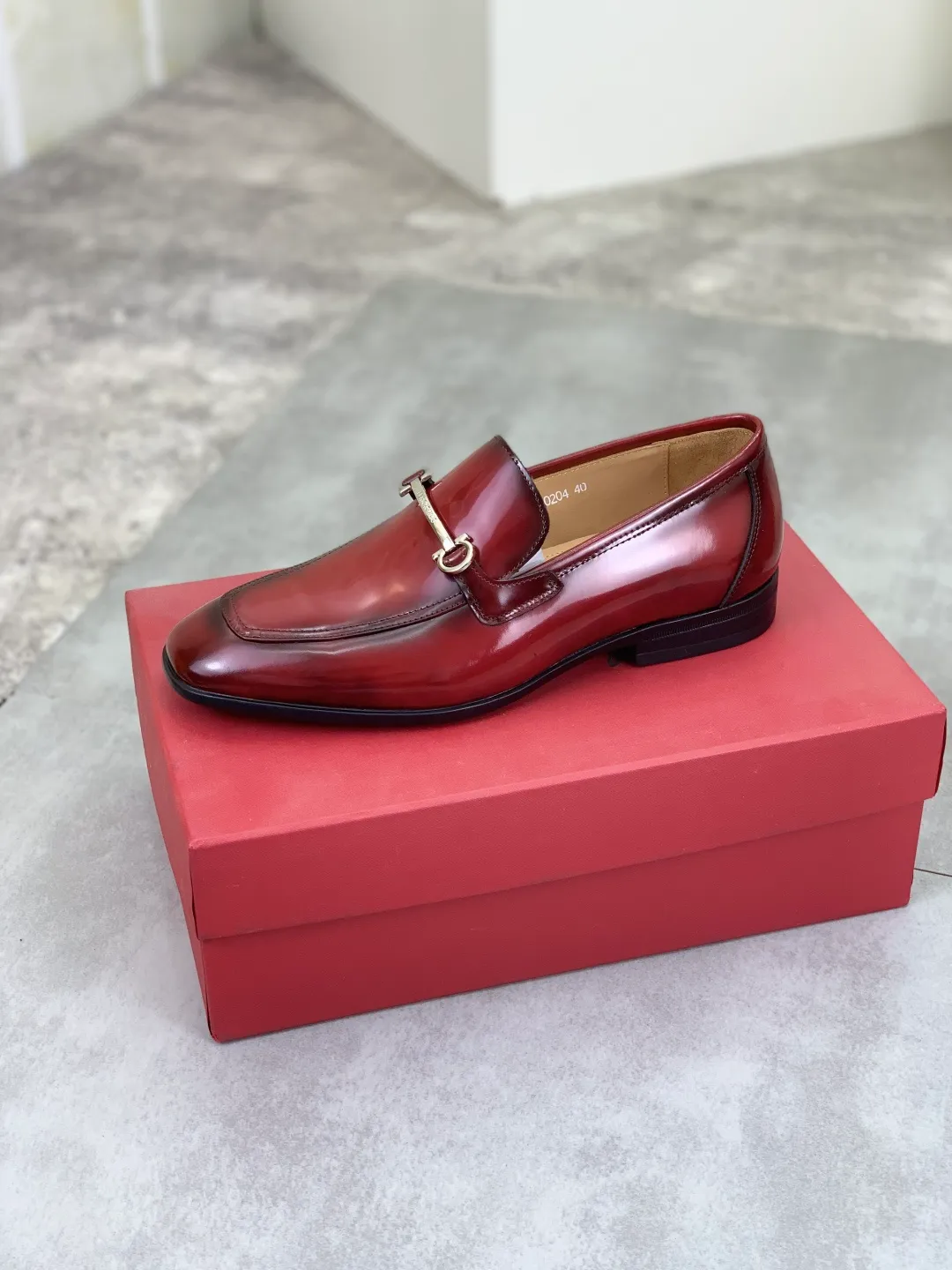 Men's Men's Shoes 💰P480💰[New Style] Water-dyed Niuli 🆘[Salvatore Ferragamo] Ferragamo's latest casual business leather shoes for men! Available at counters simultaneously! The fabric is made of specially imported original calfskin, the lining is made of imported water-dyed cowhide, and the original combination outsole is absolutely luxurious and leads the fashion trend. Matching code: 38-45; 4️⃣ colors available